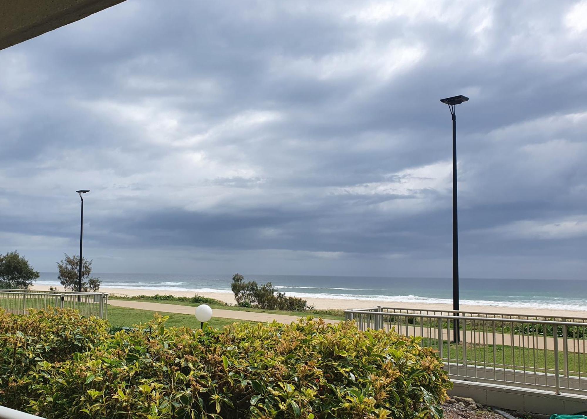 غولد كوست Pacific Surf Absolute Beachfront Apartments المظهر الخارجي الصورة